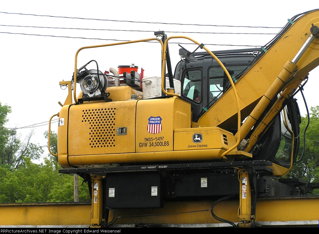 John Deere TMDS crane atop UP 83089 Brandt OTM